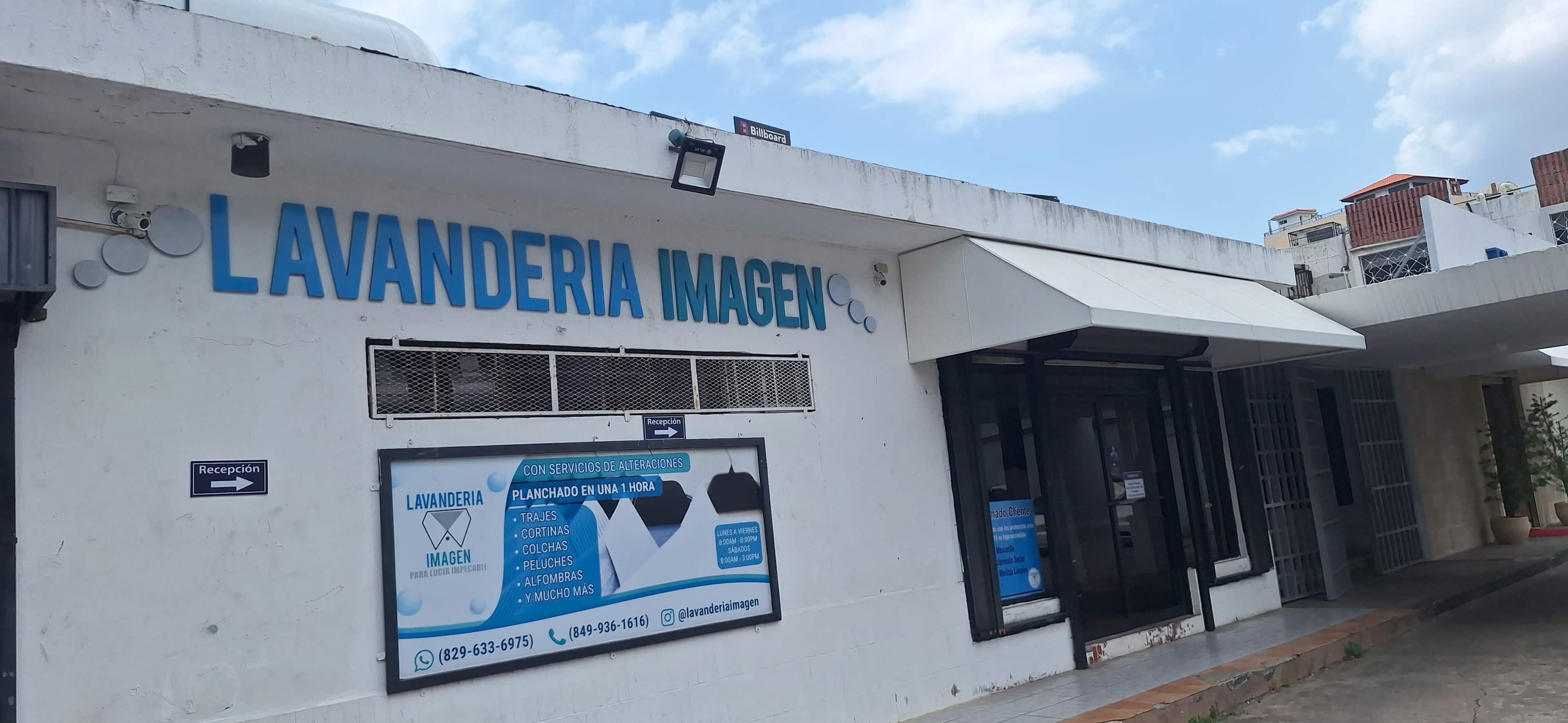 Fachada de Lavandería Imagen con su rótulo y servicios
