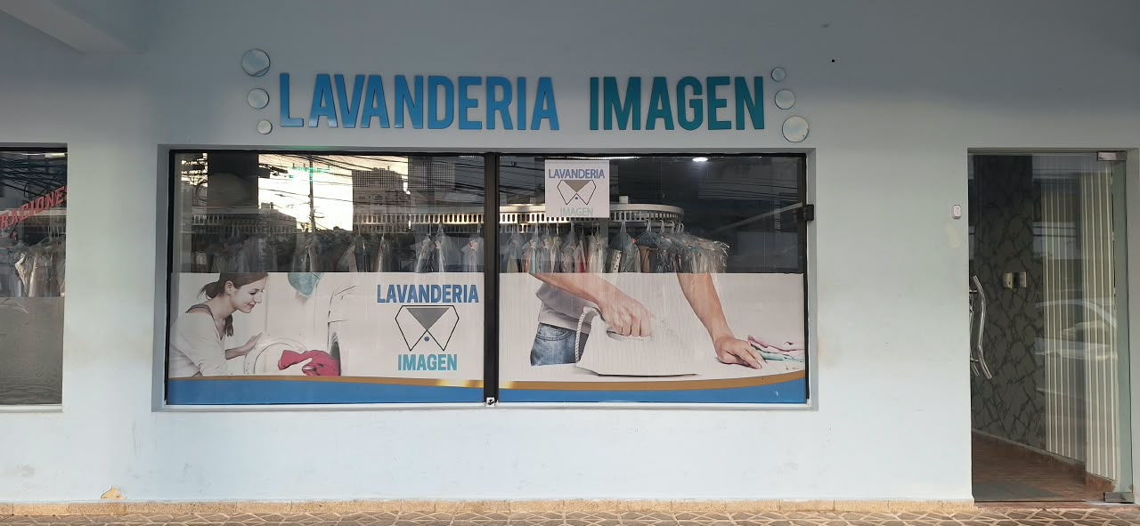 Vitrina de Lavandería Imagen con el rótulo y prendas ya listas en el interior