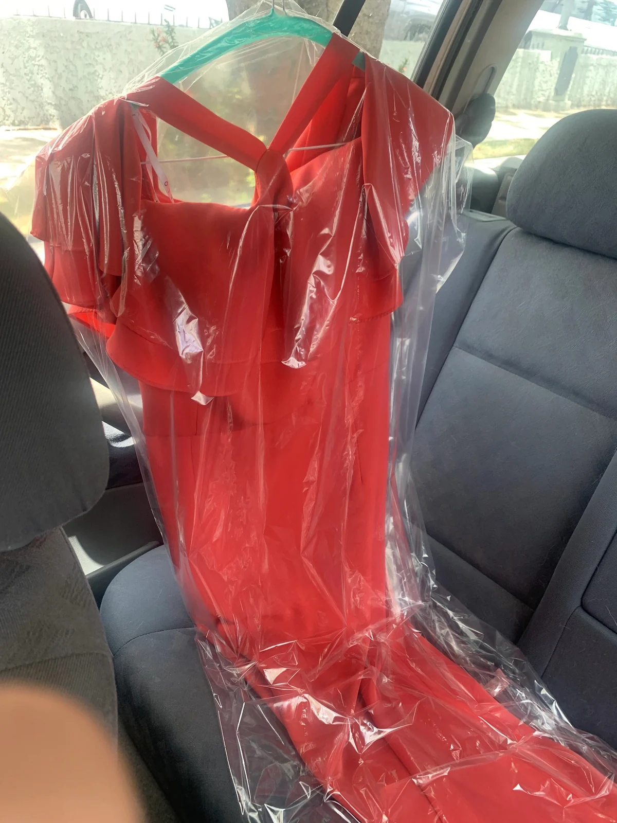 Vestido rojo limpiado y protegido por Lavandería Imagen